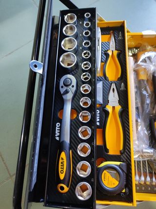 IDEAL PARA REGALO. CAJA METAL CON 90 PIEZAS