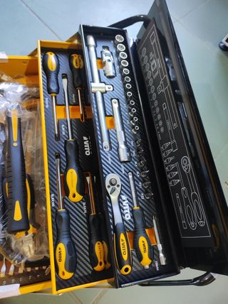 IDEAL PARA REGALO. CAJA METAL CON 90 PIEZAS