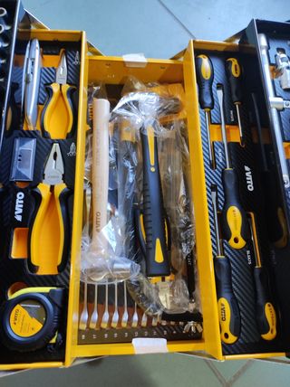 IDEAL PARA REGALO. CAJA METAL CON 90 PIEZAS