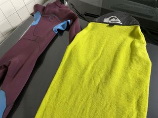Tabla de surf con neopreno y funda como nuevo todo