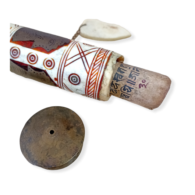 Rueda de oración budista de mano, rueda mani o molinillo de rezo y plegarias.