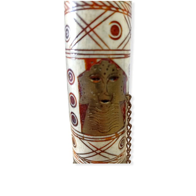 Rueda de oración budista de mano, rueda mani o molinillo de rezo y plegarias.