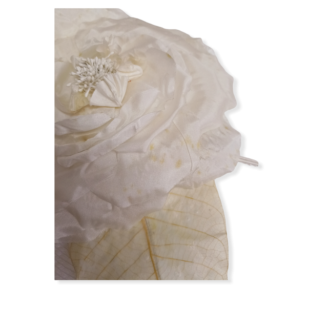 Tocado flor blanca de la firma Tocados Maluc