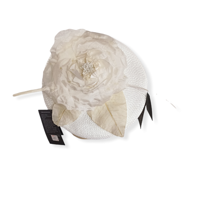 Tocado flor blanca de la firma Tocados Maluc