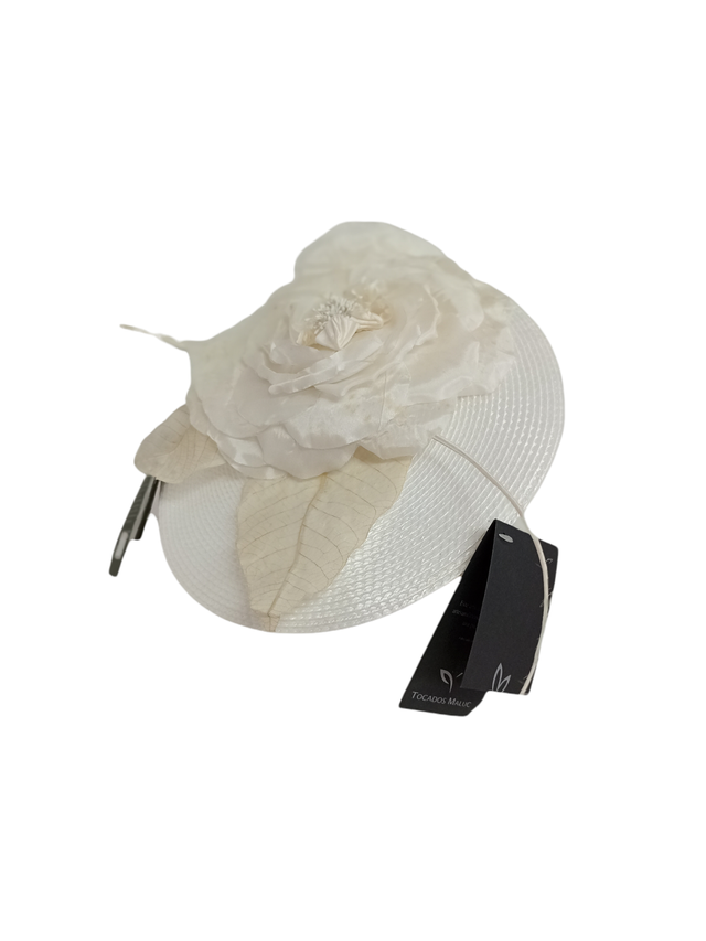 Tocado flor blanca de la firma Tocados Maluc