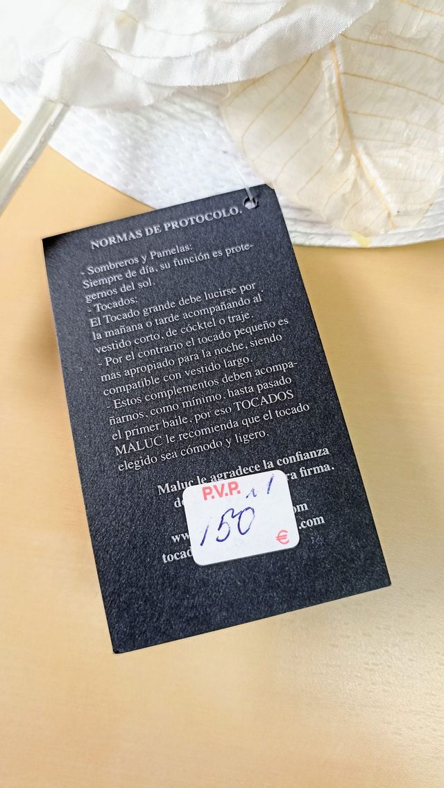 Tocado flor blanca de la firma Tocados Maluc