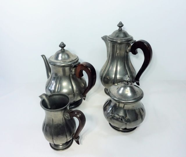 Etain D'art Juego de café francés hecho de estaño y madera.