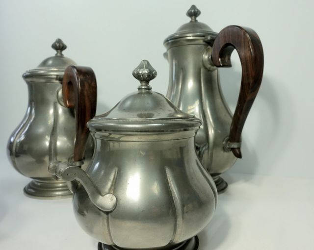 Etain D'art Juego de café francés hecho de estaño y madera.