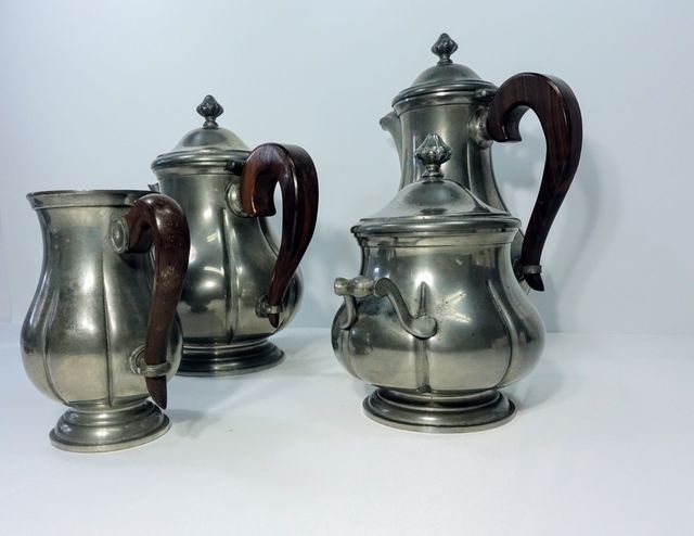 Etain D'art Juego de café francés hecho de estaño y madera.