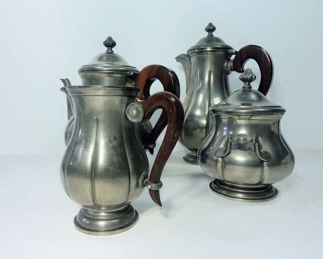 Etain D'art Juego de café francés hecho de estaño y madera.