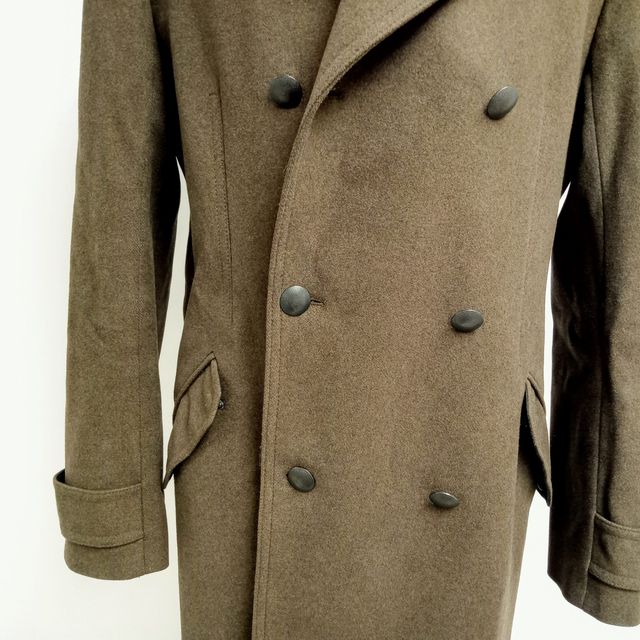 Abrigo Hugo Boss de hombre color chocolate.