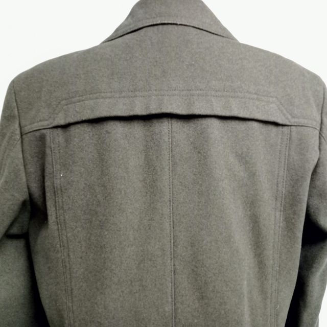 Abrigo Hugo Boss de hombre color chocolate.