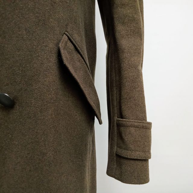 Abrigo Hugo Boss de hombre color chocolate.