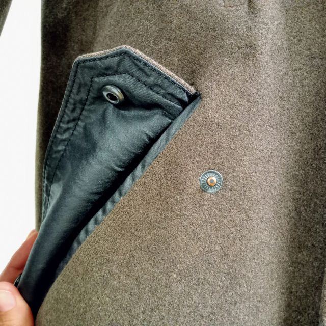 Abrigo Hugo Boss de hombre color chocolate.