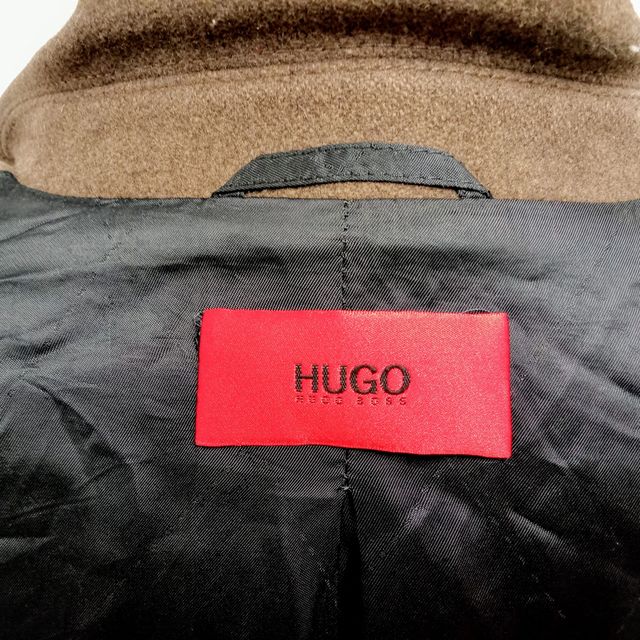 Abrigo Hugo Boss de hombre color chocolate.