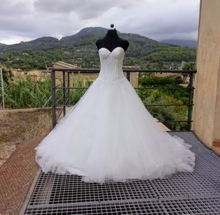 Vestido de novia de la firma Demetrios.