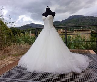 Vestido de novia de la firma Demetrios.