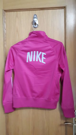 2 Chandal Marca Nike niño y niña.Cada chandal 10€