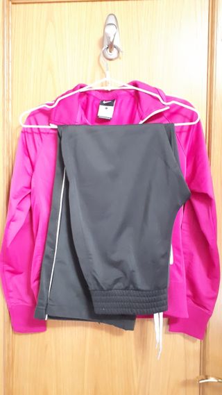 2 Chandal Marca Nike niño y niña.Cada chandal 10€