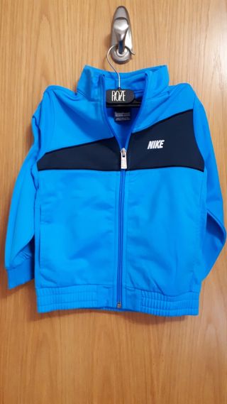 2 Chandal Marca Nike niño y niña.Cada chandal 10€