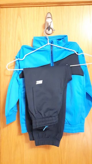 2 Chandal Marca Nike niño y niña.Cada chandal 10€