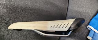 Sillín ciclismo blanco