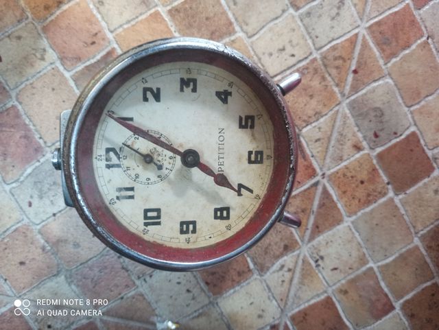 Antiguo reloj despertador de cuerda.