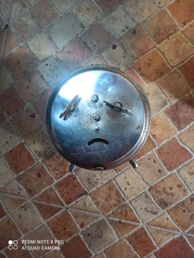 Antiguo reloj despertador de cuerda.