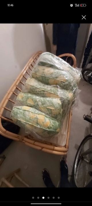 Sofá de bambú con mesa de centro 