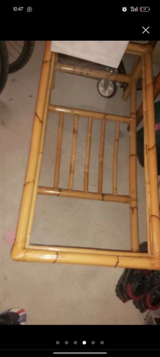 Sofá de bambú con mesa de centro 