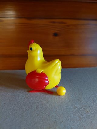 Gallina giocattolo vintage depone uova