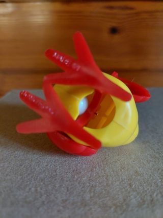 Gallina giocattolo vintage depone uova