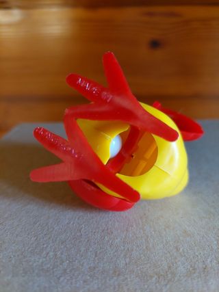 Gallina giocattolo vintage depone uova