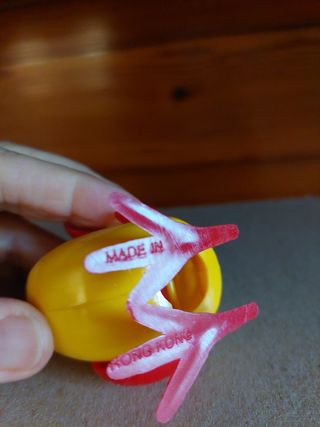 Gallina giocattolo vintage depone uova