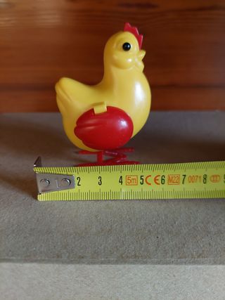 Gallina giocattolo vintage depone uova