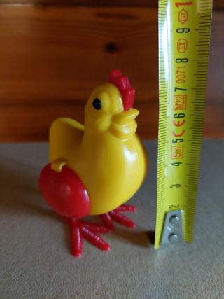 Gallina giocattolo vintage depone uova
