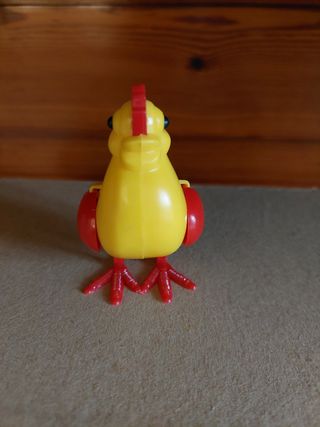 Gallina giocattolo vintage depone uova