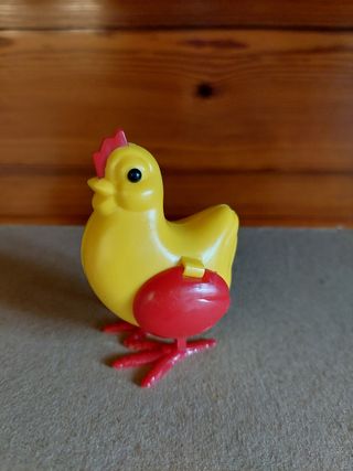 Gallina giocattolo vintage depone uova