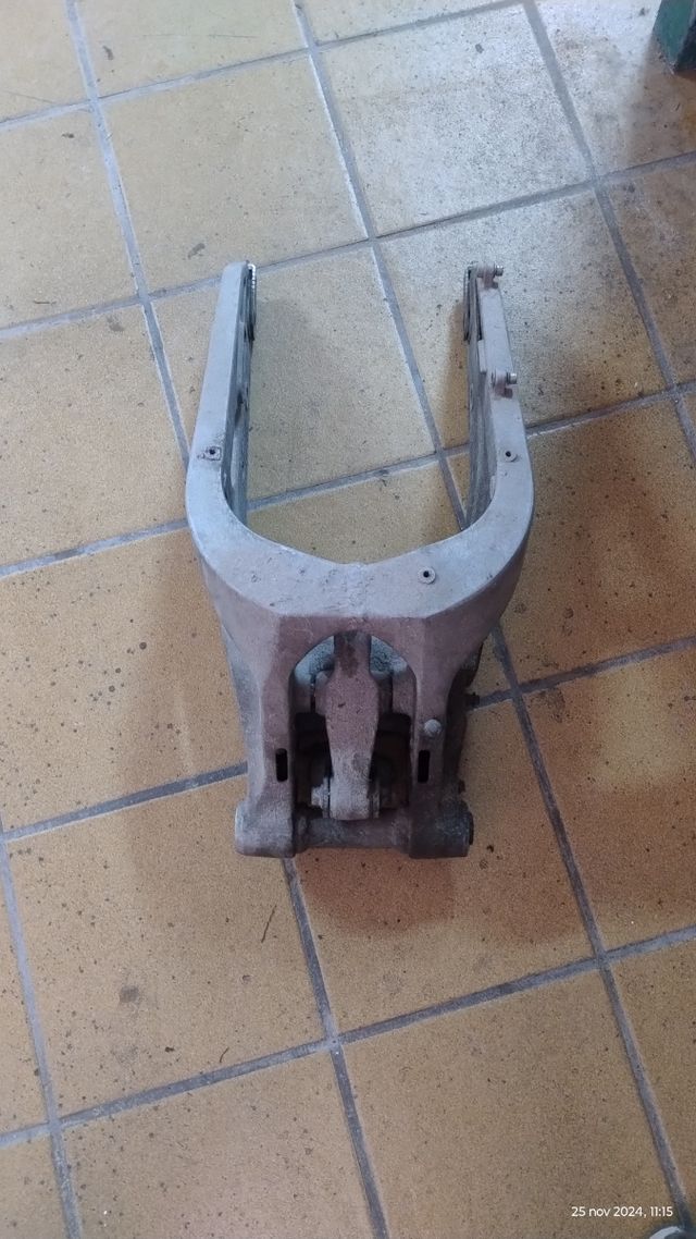 Basculante honda CBR 400 NC 23