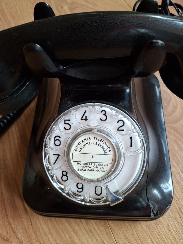 Teléfono fijo antiguo.