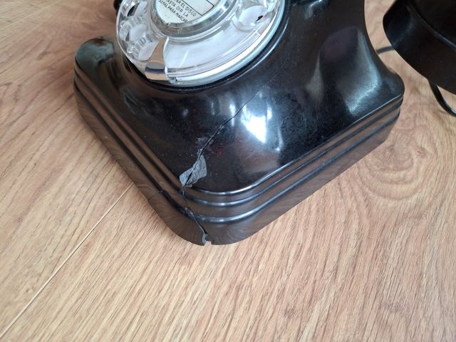 Teléfono fijo antiguo.