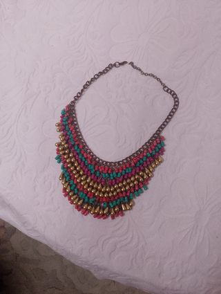 Collar de colores en metal y piedras