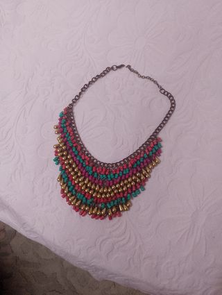 Collar de colores en metal y piedras
