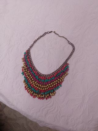 Collar de colores en metal y piedras