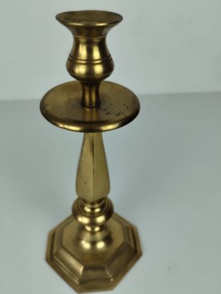 Candelabro de latón alto