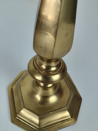 Candelabro de latón alto