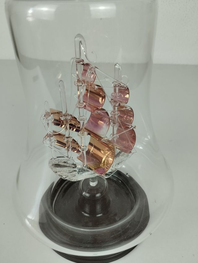 Fragata en domo de cristal 