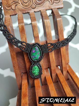 Girocollo in macrame con ruby in zoisite