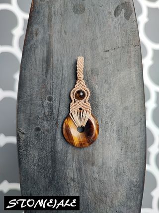 Collana con ciondolo in macrame e occhio di tigre