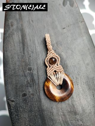 Collana con ciondolo in macrame e occhio di tigre